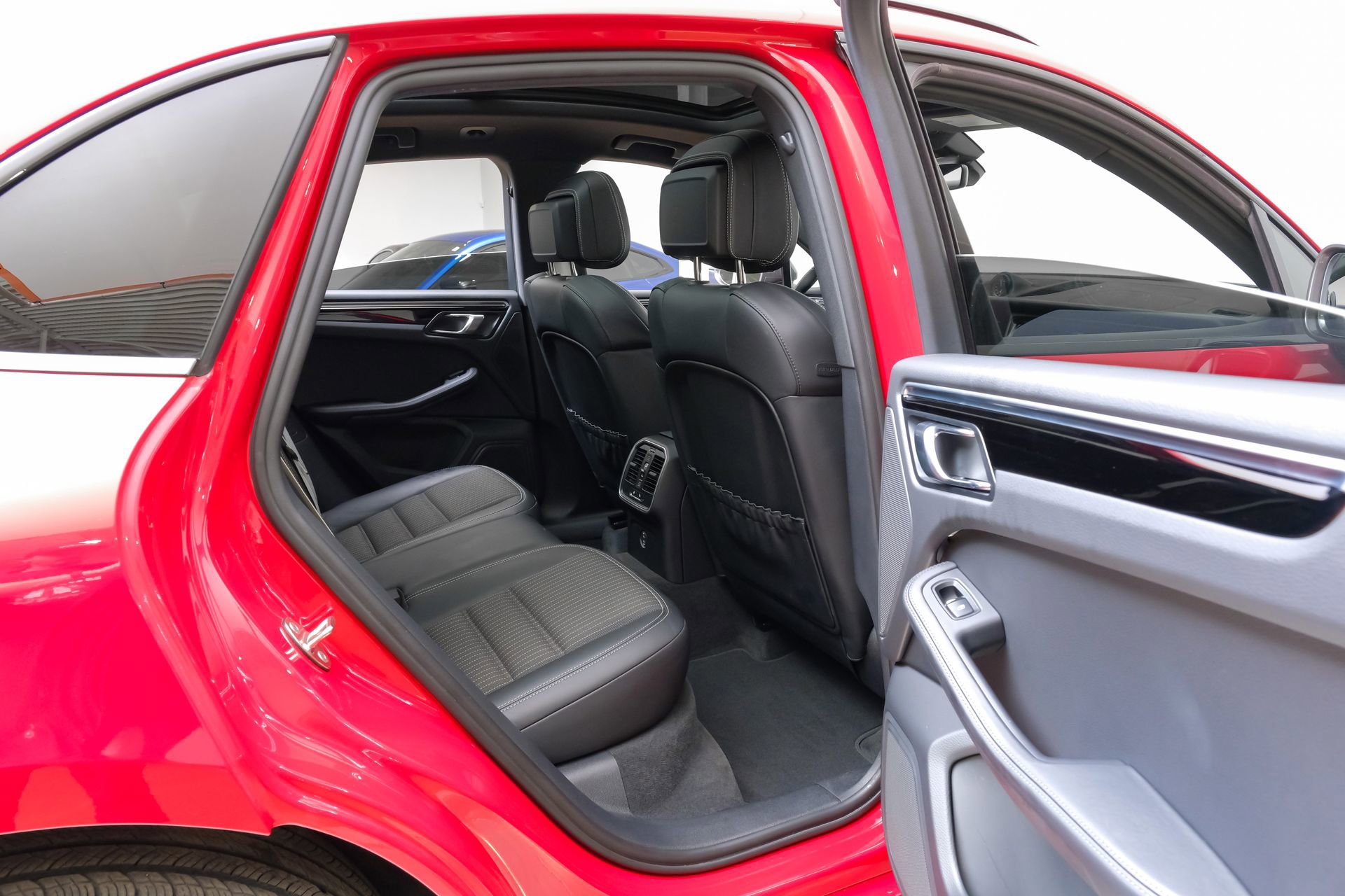 Used 2023 Porsche Macan Turbo AWD/4WD image 43
