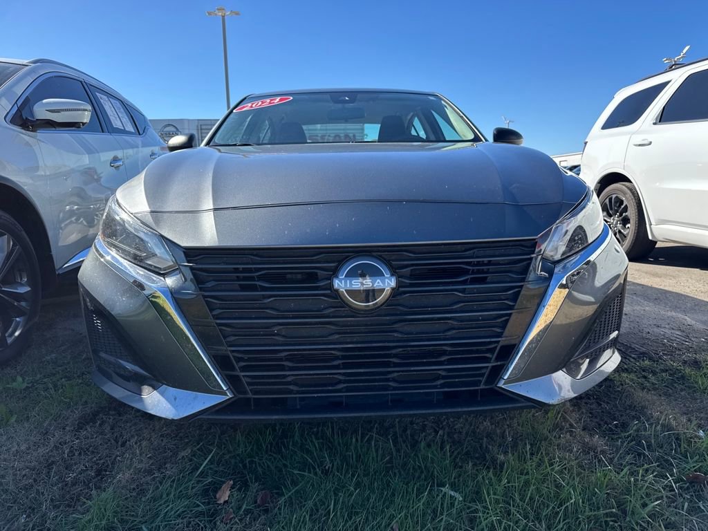 Used 2024 Nissan Altima 2.5 SV image 2