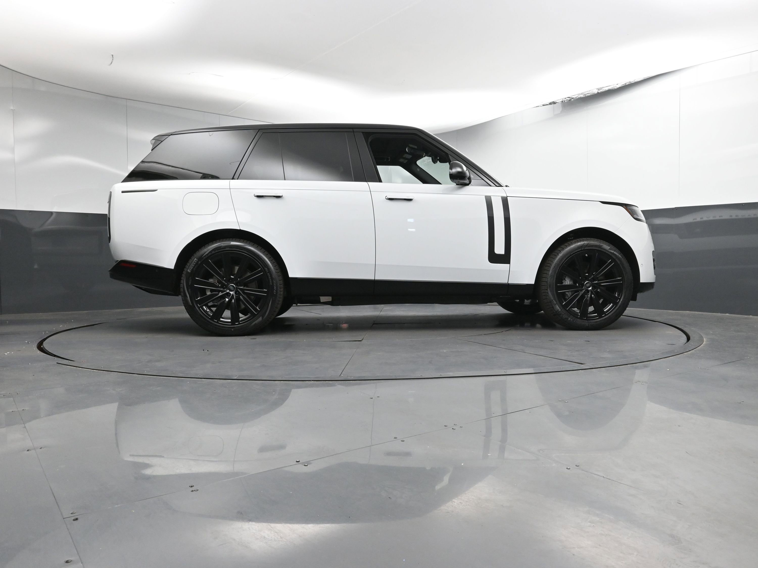 New 2025 Land Rover Range Rover SE image 27