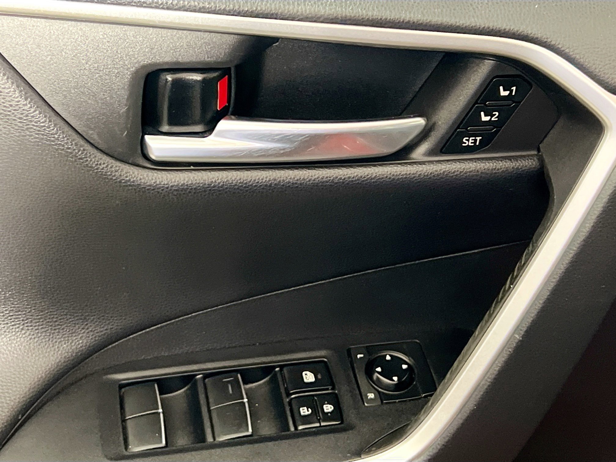 Used 2021 Toyota RAV4 Limited image 16