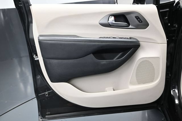 Certified 2022 Chrysler Pacifica Touring-L AWD/4WD image 18