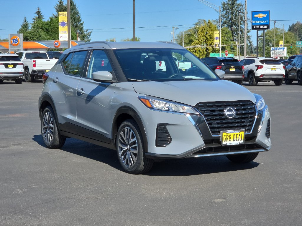 Used 2022 Nissan Kicks SV FWD image 2