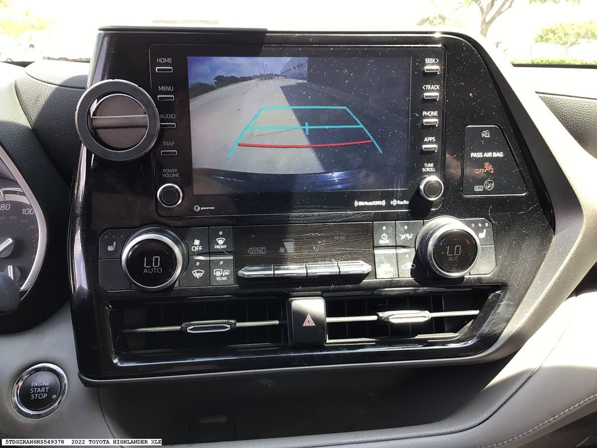 Used 2022 Toyota Highlander XLE FWD image 16
