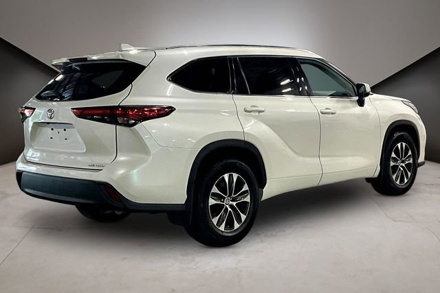 Used 2021 Toyota Highlander XLE AWD/4WD image 6