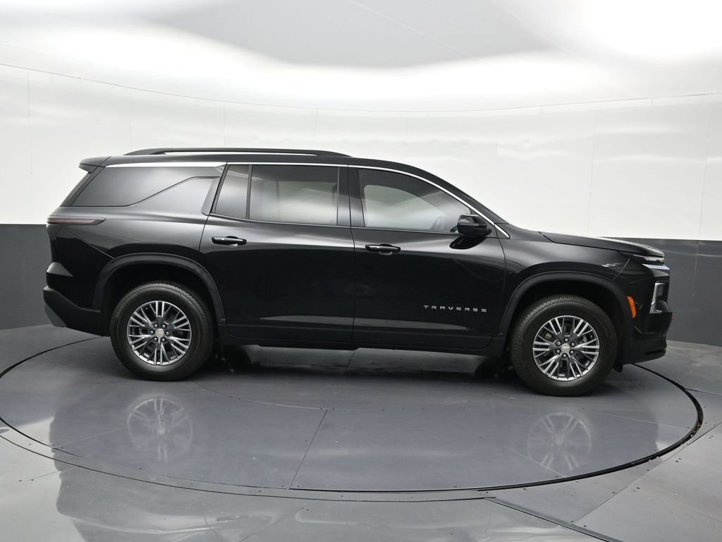 Used 2025 Chevrolet Traverse LT image 7