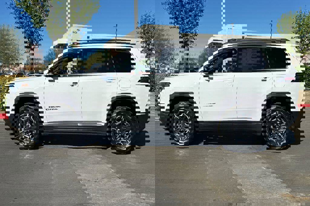 New 2026 Jeep Cherokee Laredo image 7