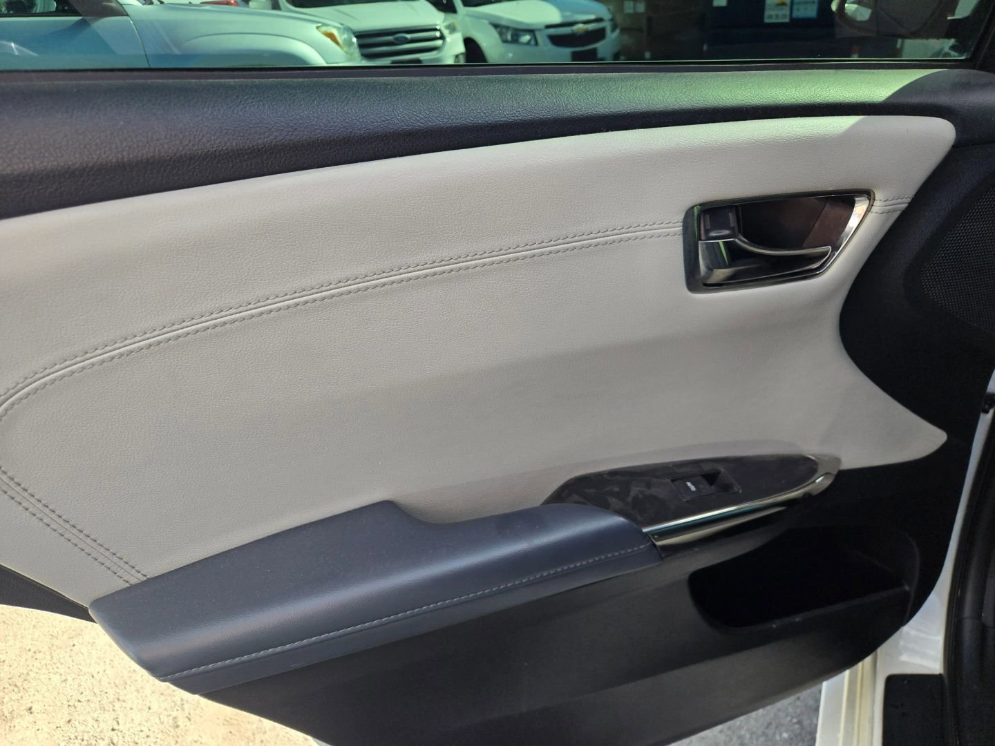 Used 2015 Toyota Avalon XLE Premium w/ Preferred Accessory Package FWD image 12
