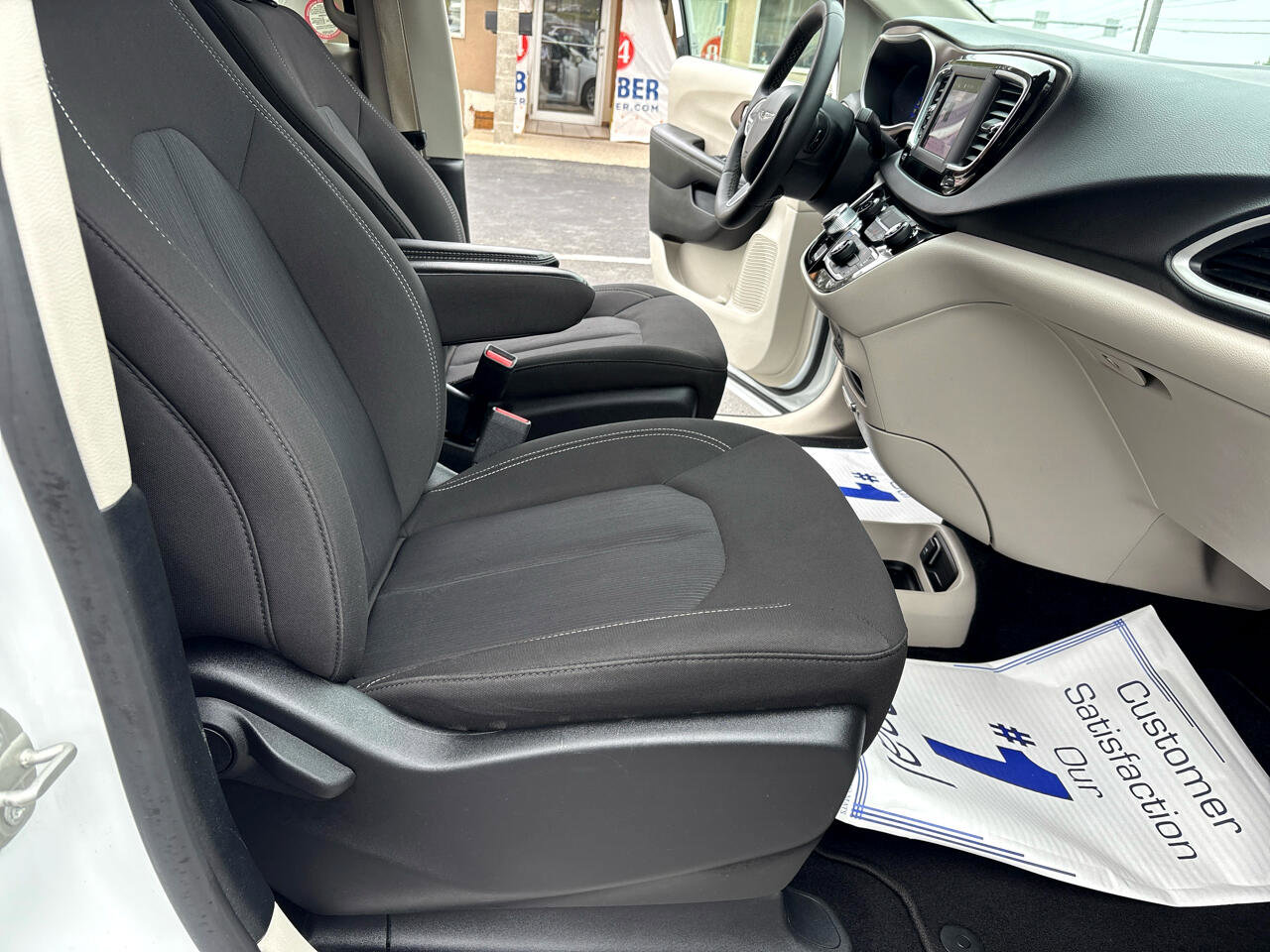 Used 2023 Chrysler Voyager LX image 25