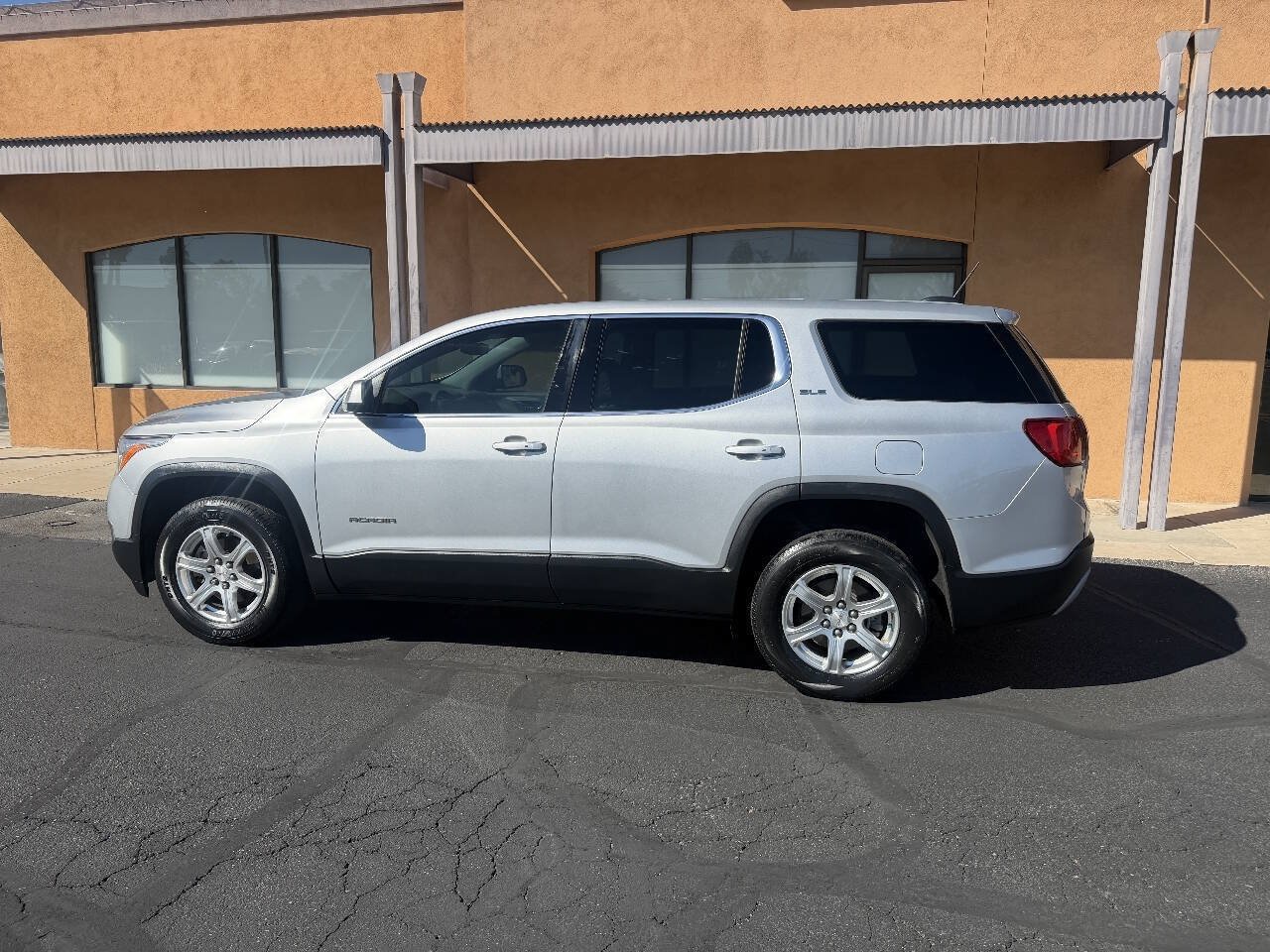 Used 2018 GMC Acadia SLE w/ LPO, Cargo Package FWD image 4
