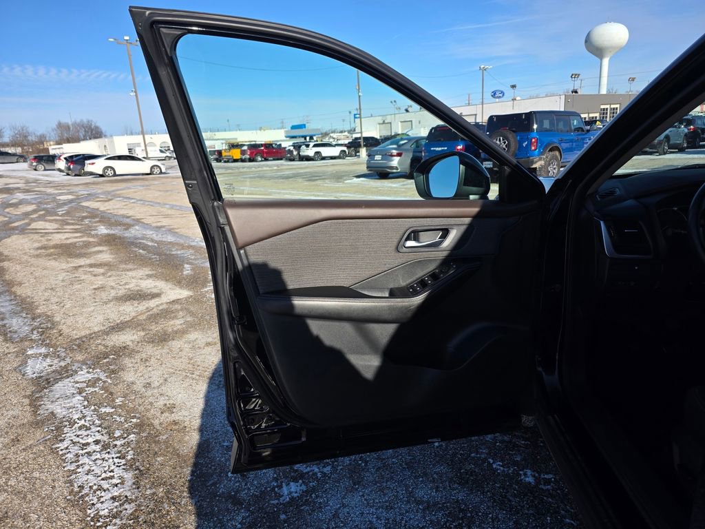 Used 2023 Nissan Rogue SV image 23