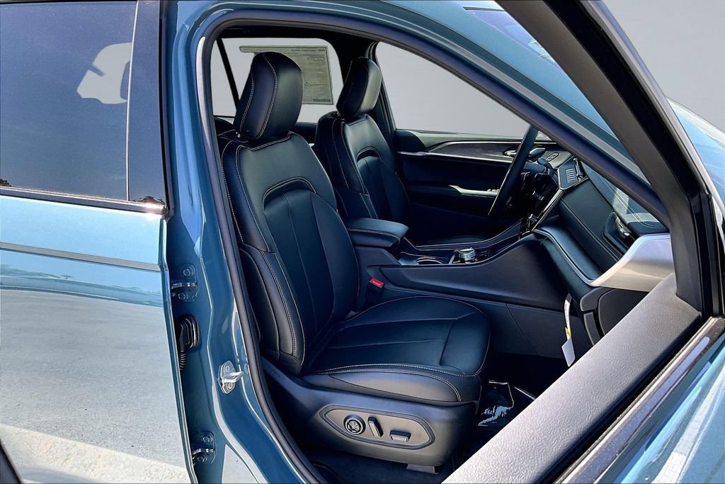 New 2026 Jeep Grand Cherokee Limited w/ Limited Altitude Package AWD/4WD image 16