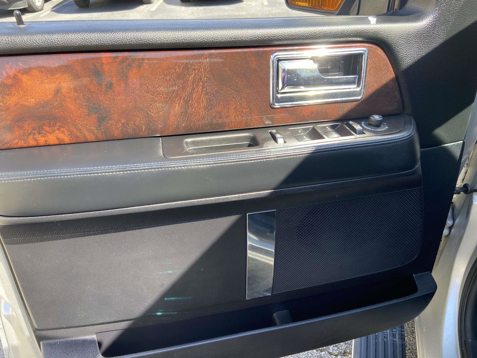 Used 2017 Lincoln Navigator Select image 13