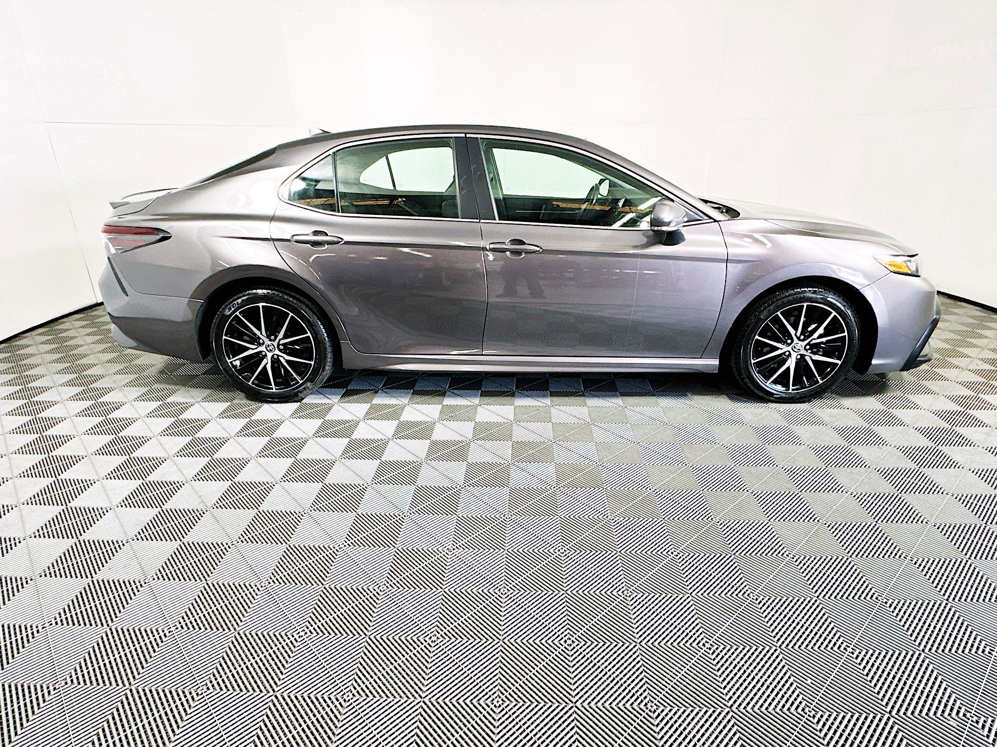 Used 2024 Toyota Camry SE image 2