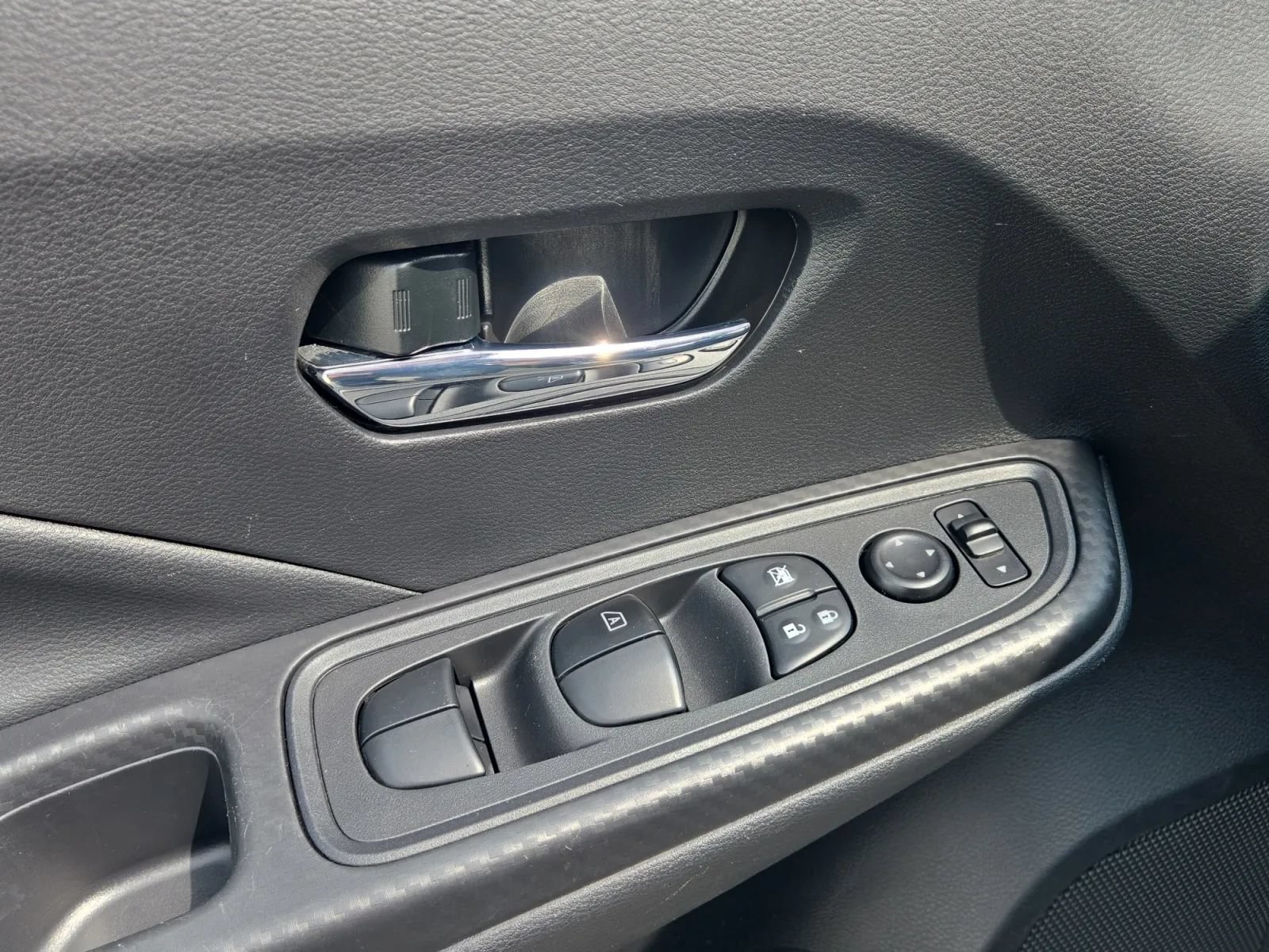 Used 2025 Nissan Versa SV FWD image 14