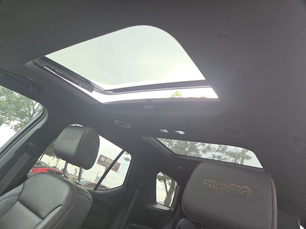 Used 2023 Chevrolet Traverse High Country AWD/4WD image 3