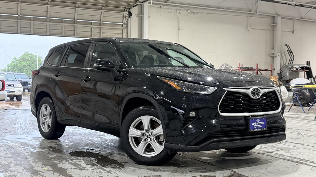 Used 2024 Toyota Highlander LE FWD image 2