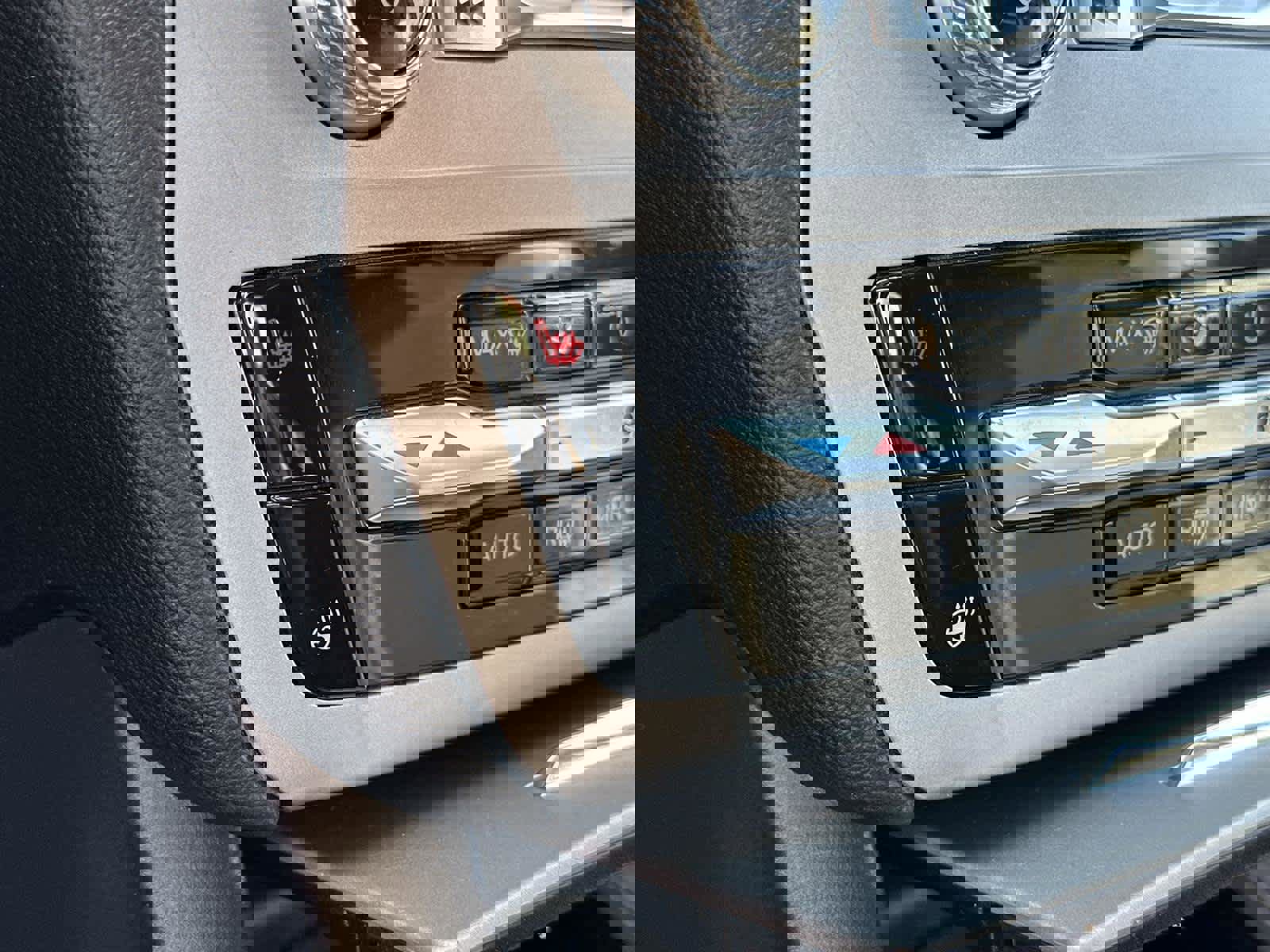 Used 2023 Ford Explorer XLT w/ Equipment Group 202A image 25