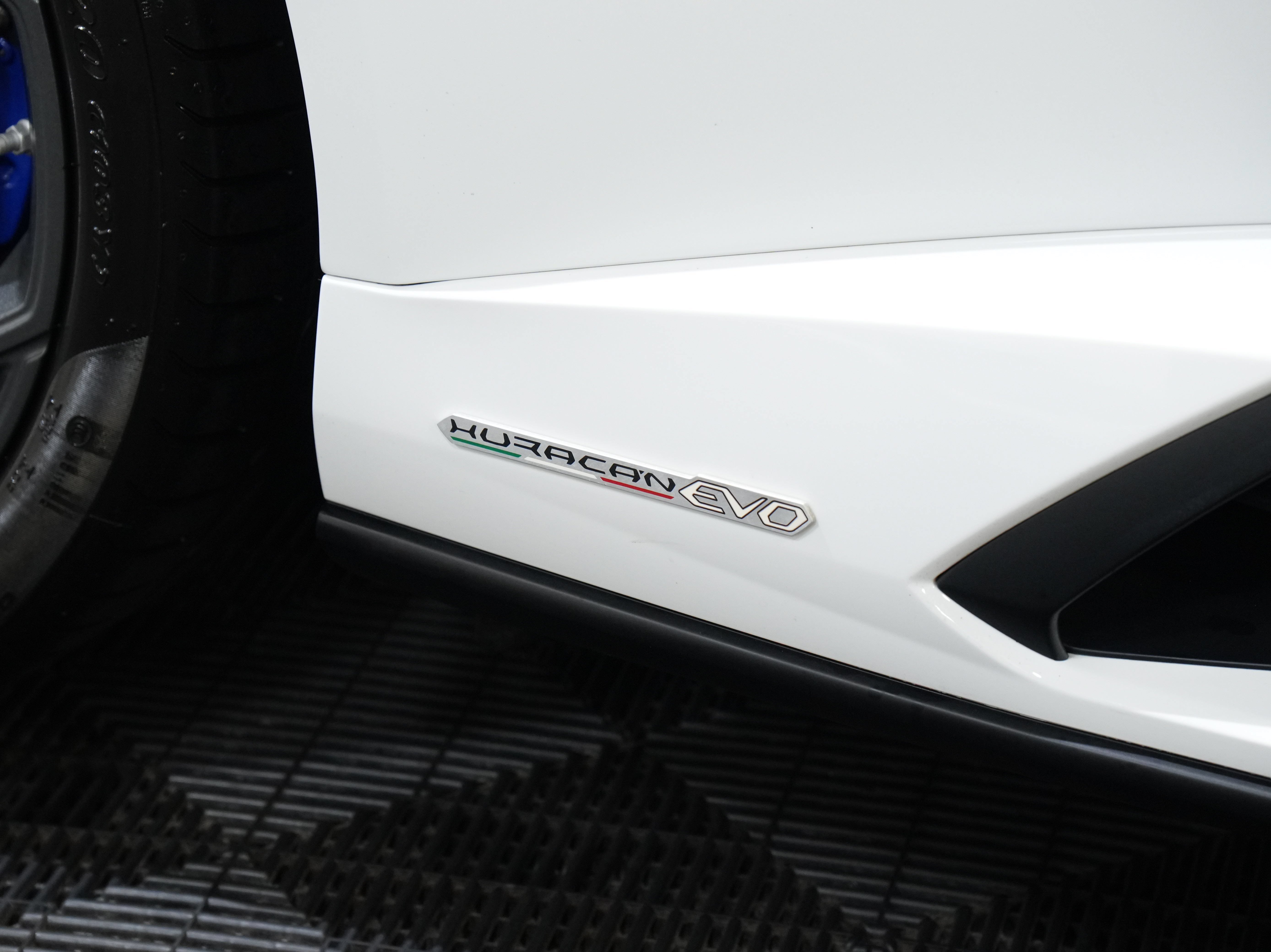 Used 2020 Lamborghini Huracan EVO AWD/4WD image 14