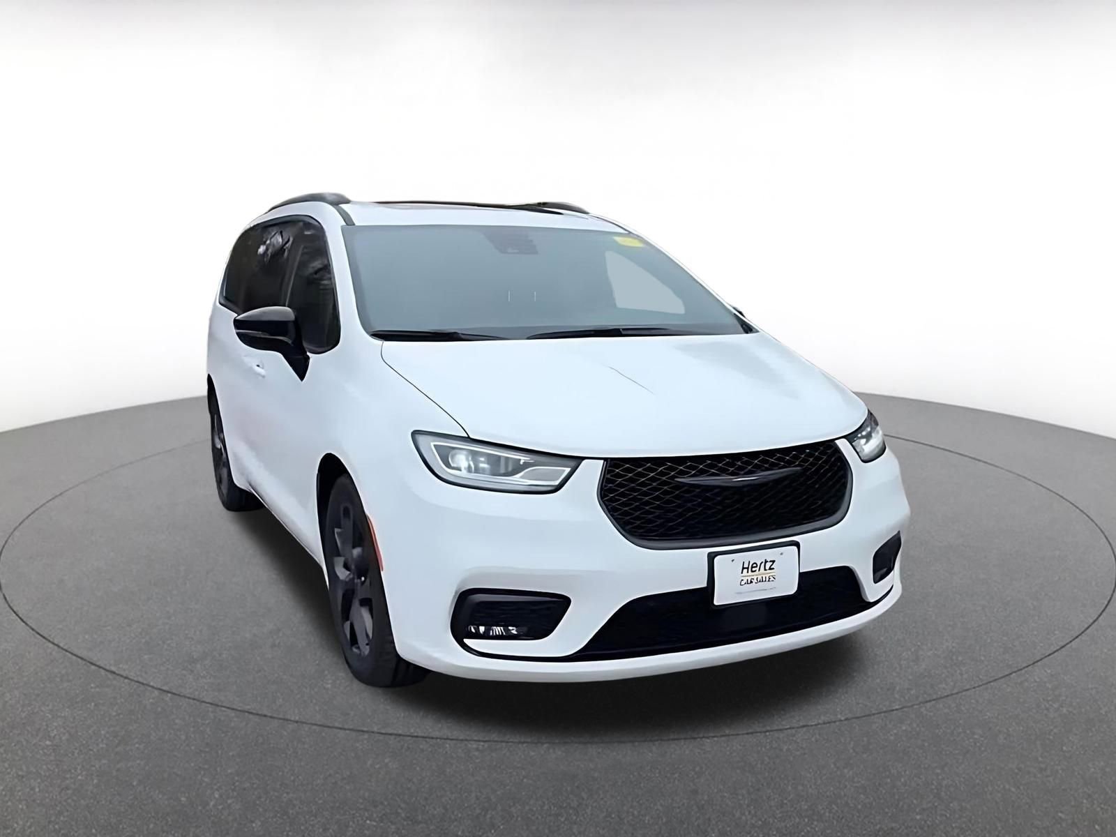 Used 2025 Chrysler Pacifica Limited image 3