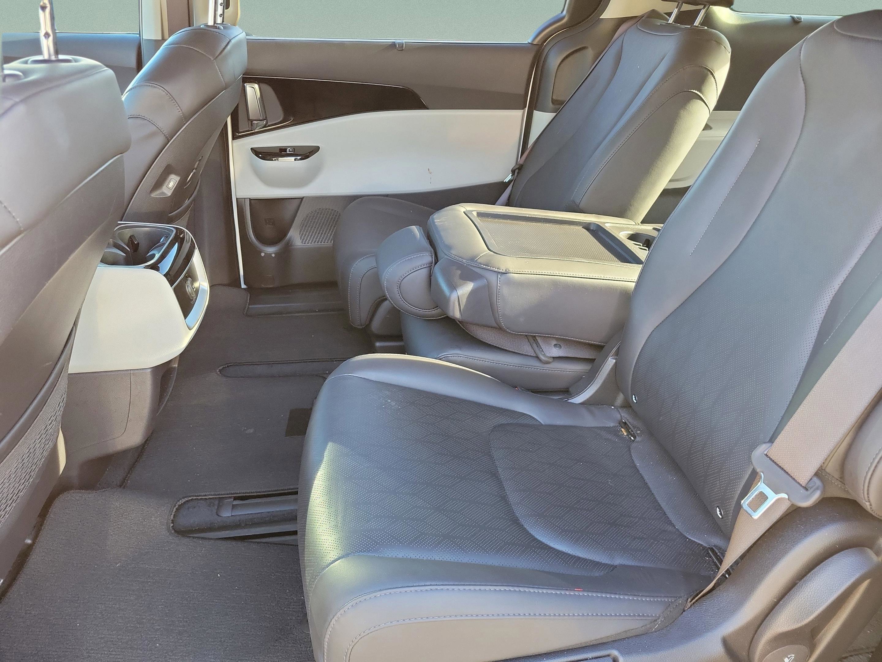 Used 2024 Kia Carnival EX image 20