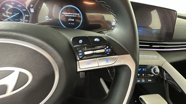 Certified 2025 Hyundai Elantra Limited FWD image 17