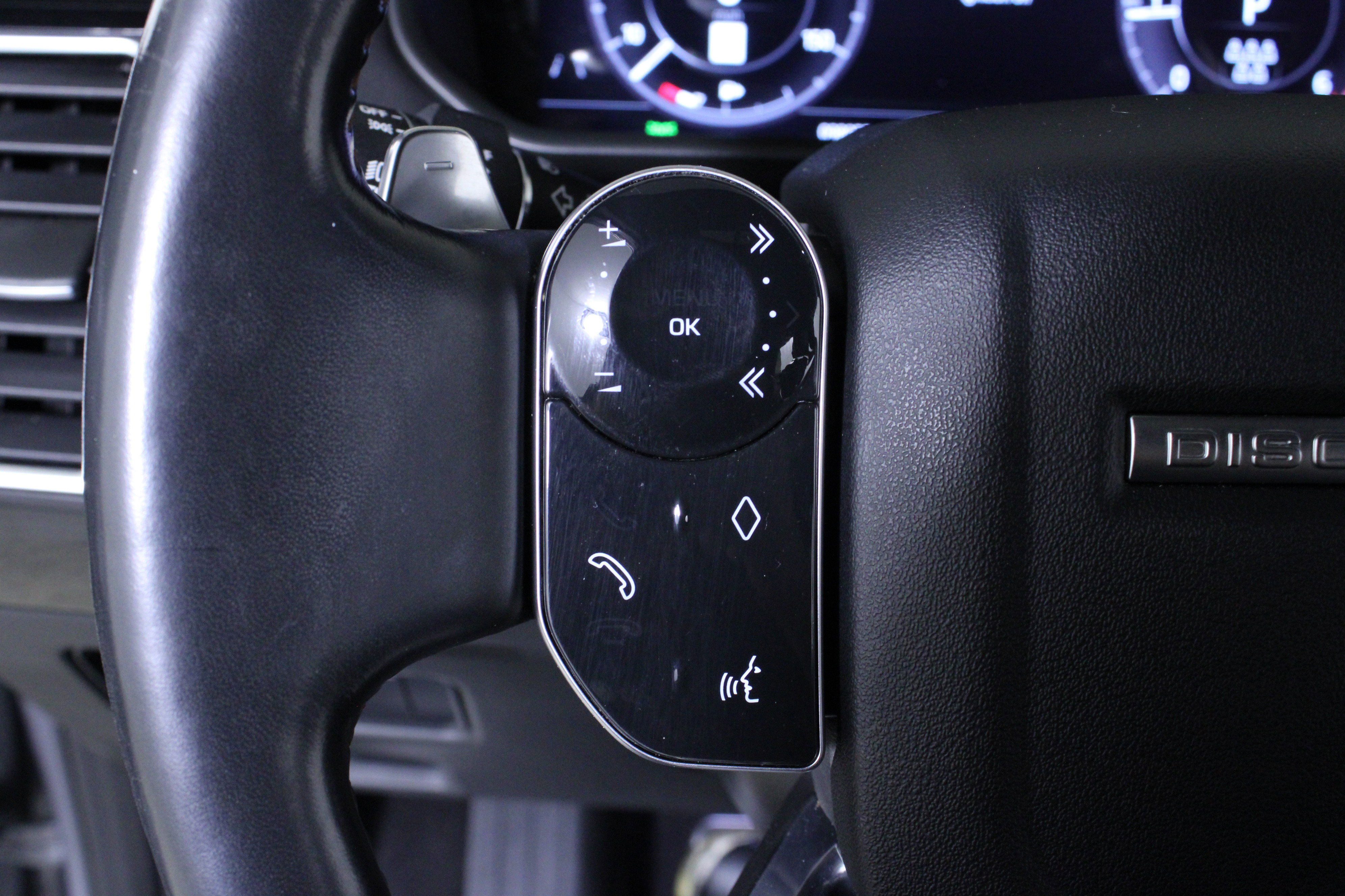 Used 2020 Land Rover Discovery HSE image 26