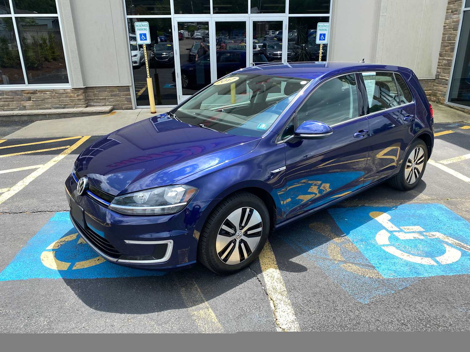Used 2017 Volkswagen e-Golf SE FWD image 2
