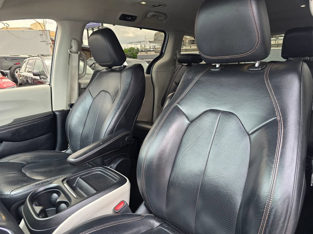 Used 2020 Chrysler Pacifica Touring-L FWD image 24