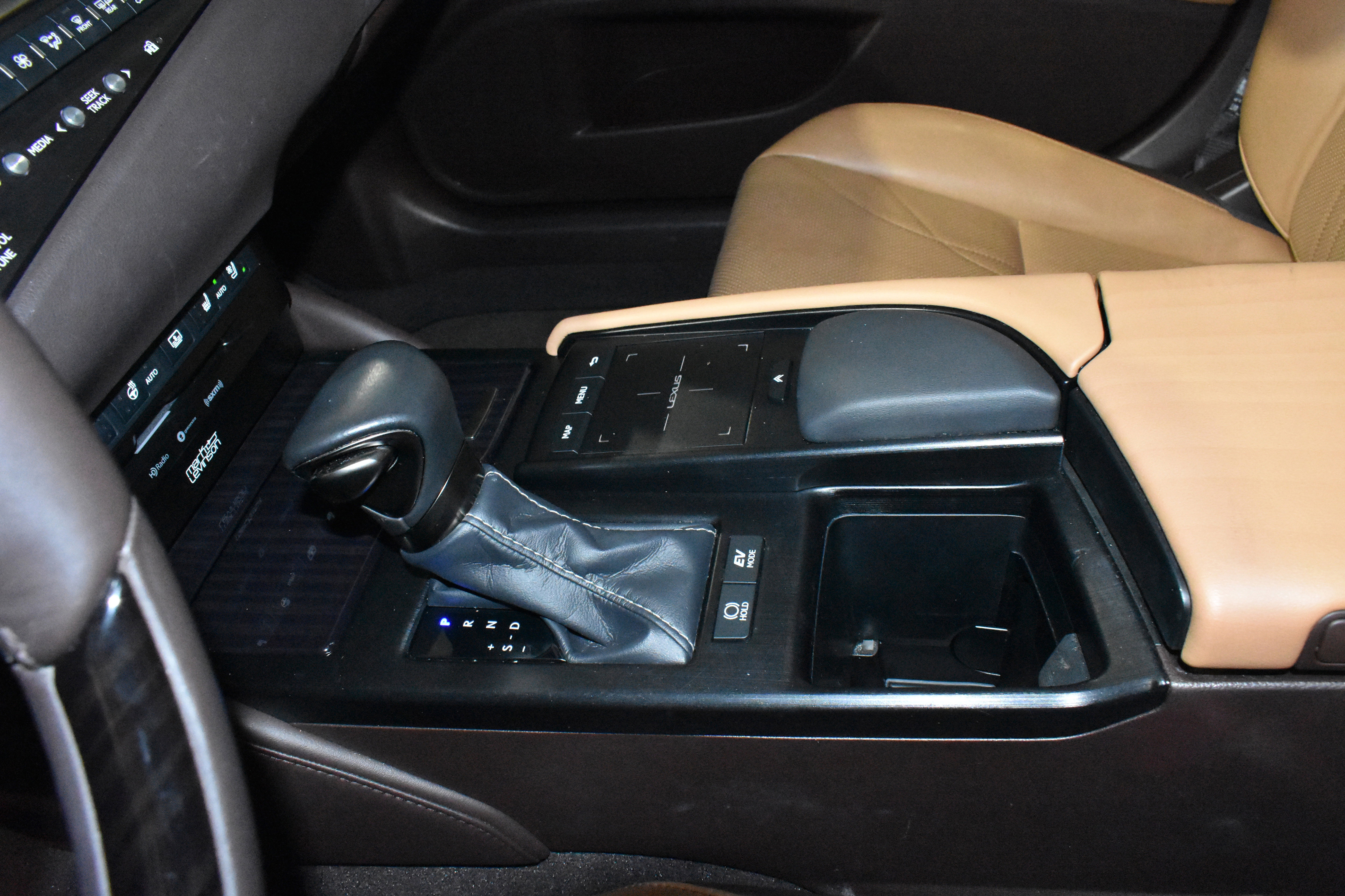 Used 2019 Lexus ES 300h Ultra Luxury w/ Accessory Package FWD image 19