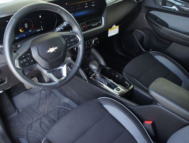 New 2025 Chevrolet TrailBlazer LT w/ Convenience Package image 2
