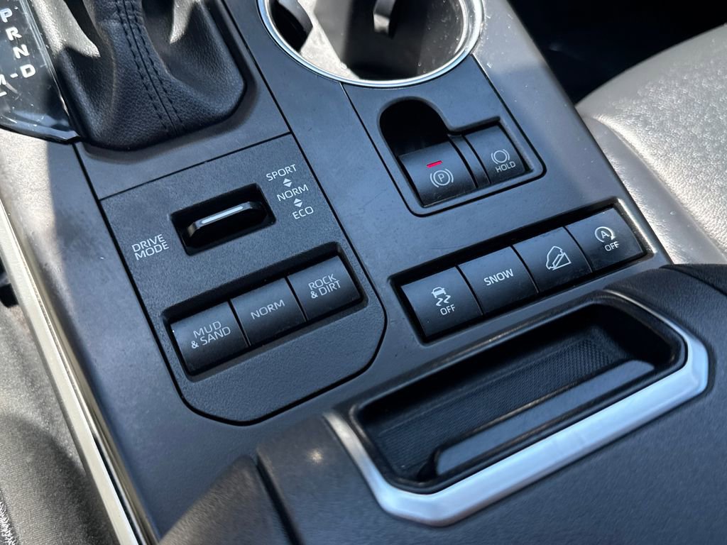 Used 2022 Toyota Highlander XLE AWD/4WD image 30