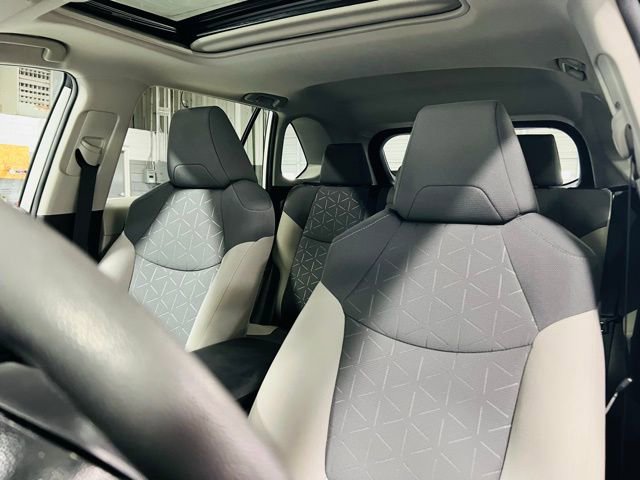 Used 2021 Toyota RAV4 XLE w/ Convenience Package FWD image 3