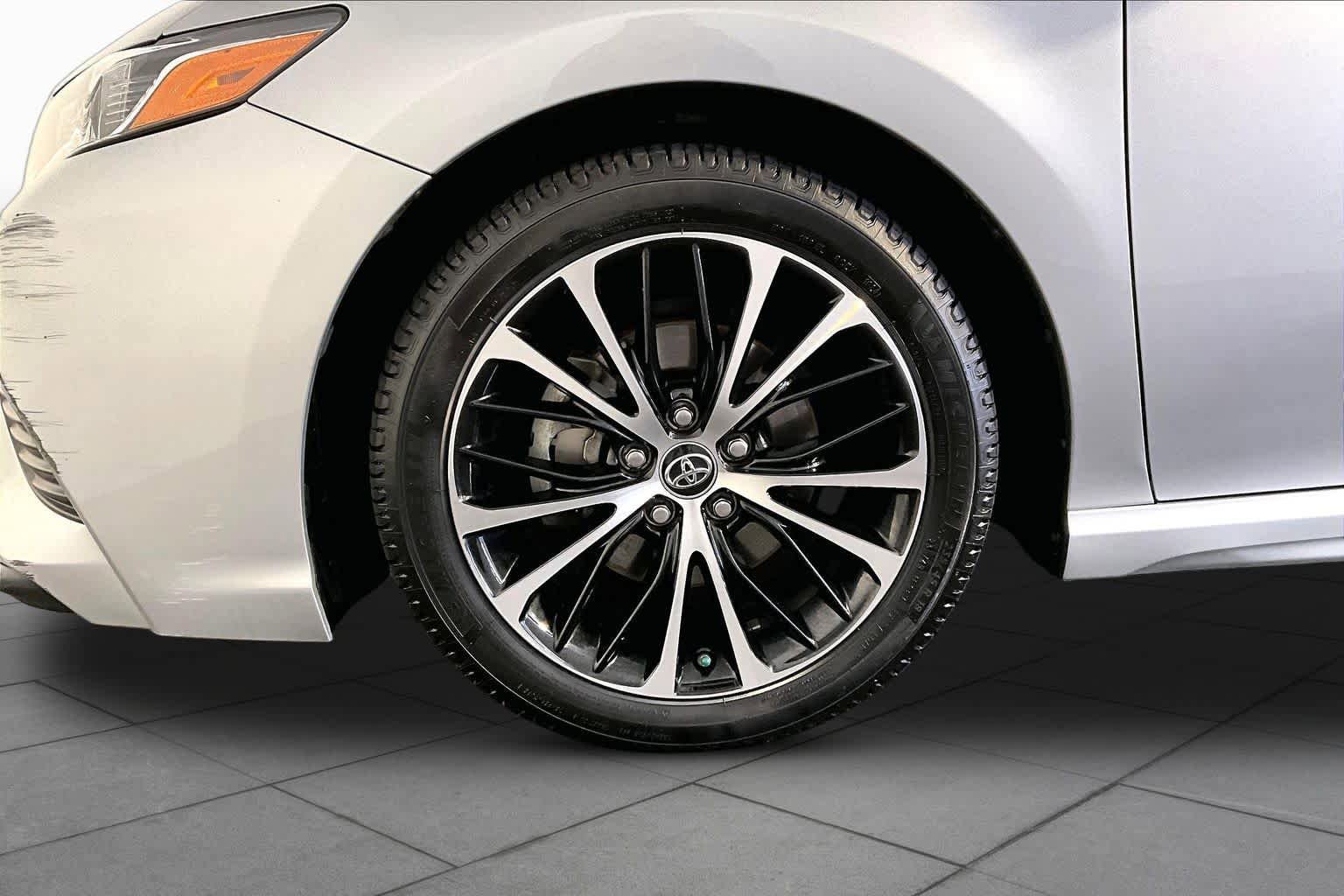 Used 2018 Toyota Camry FWD image 11