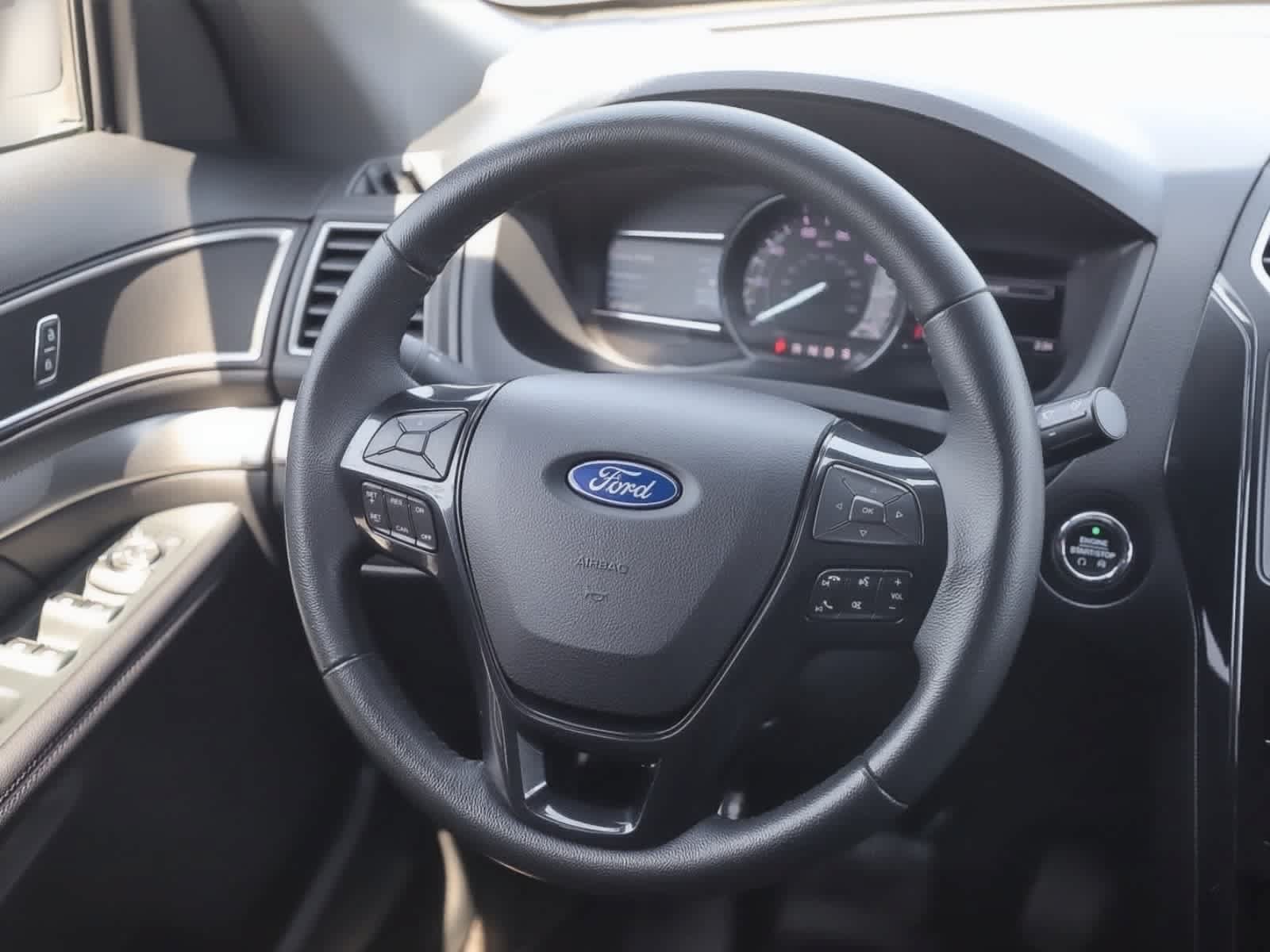 Used 2018 Ford Explorer XLT w/ Equipment Group 201A AWD/4WD image 17