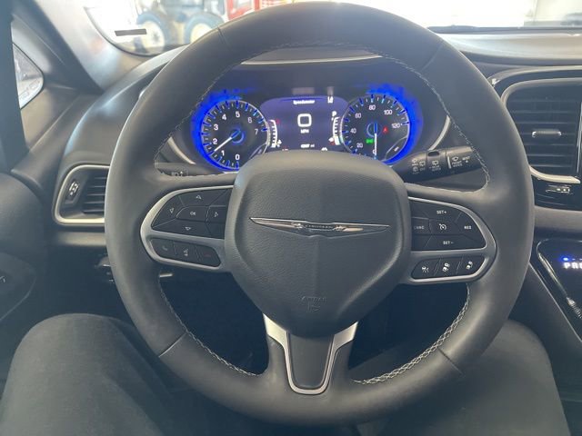 Used 2025 Chrysler Pacifica Select image 39