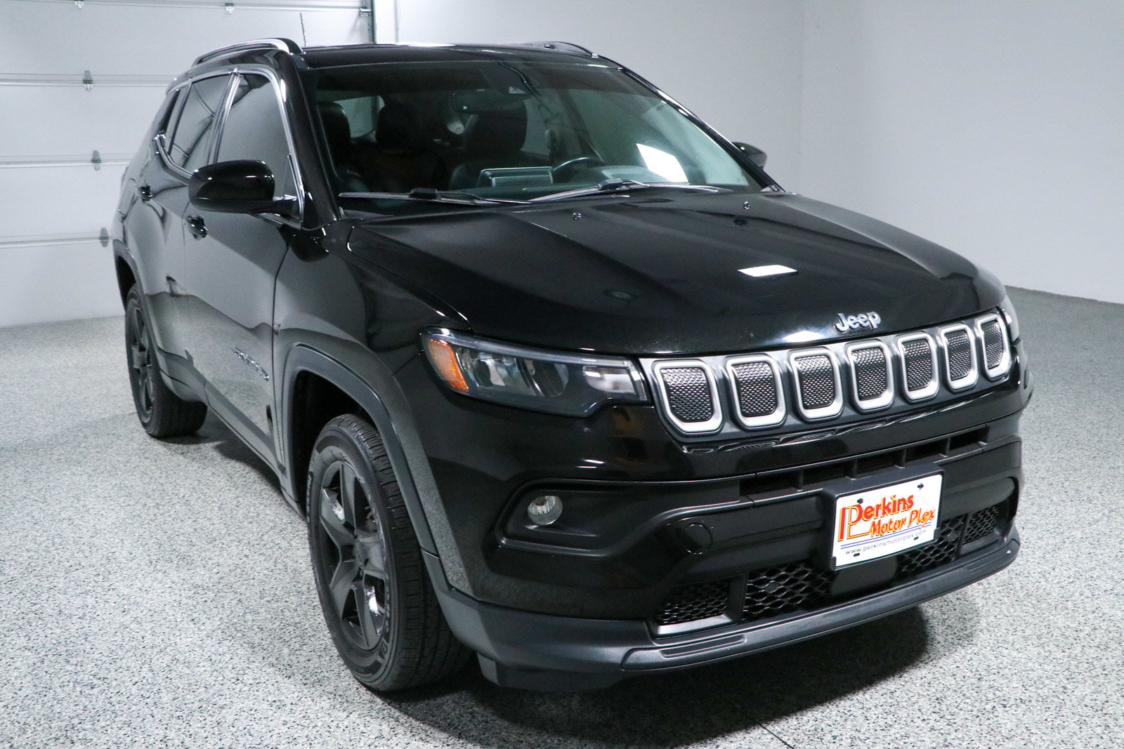 Used 2022 Jeep Compass Latitude w/ Sun and Sound Group AWD/4WD image 5
