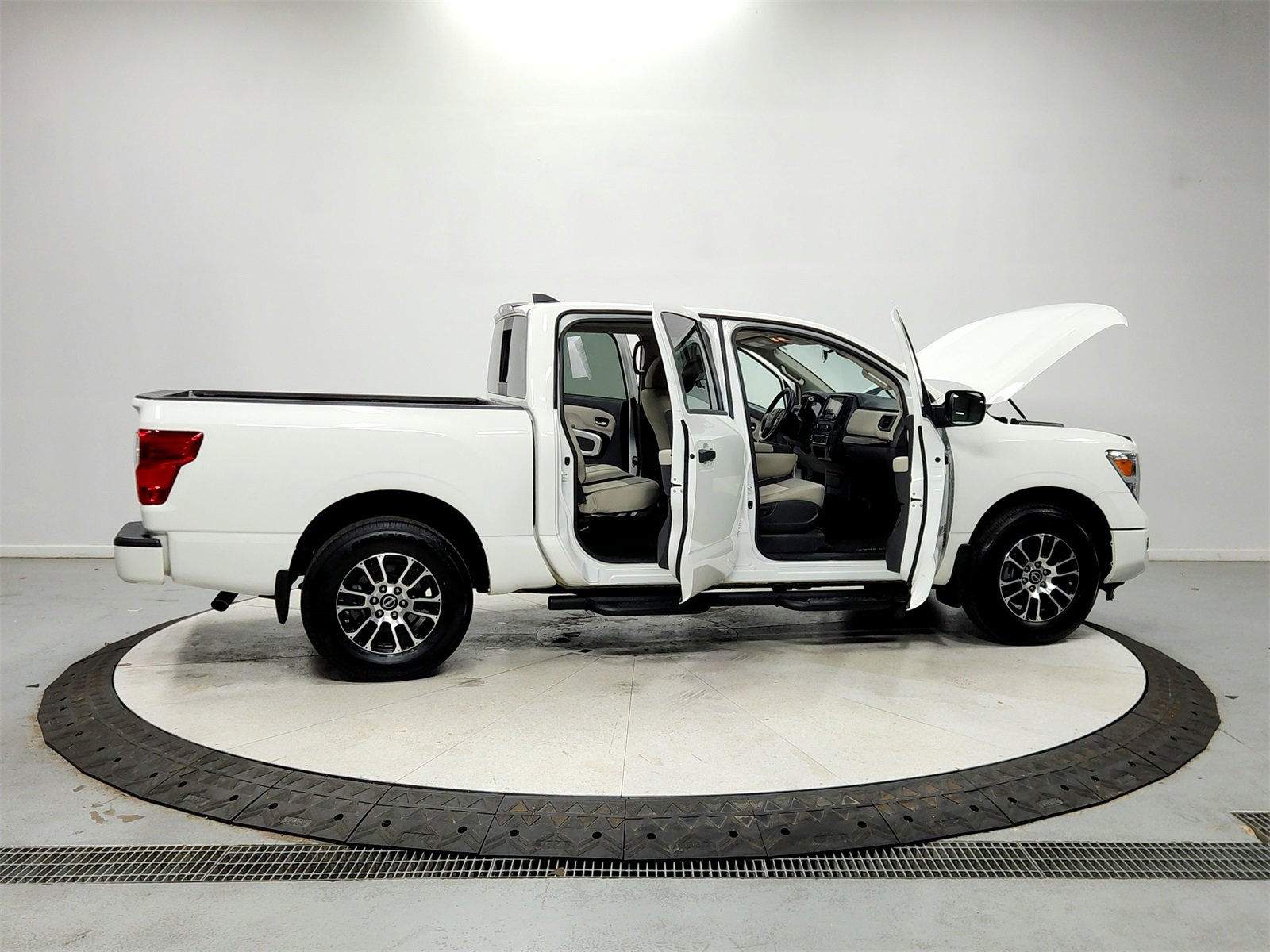 Used 2023 Nissan Titan SV w/ Accessory Utility Package image 16
