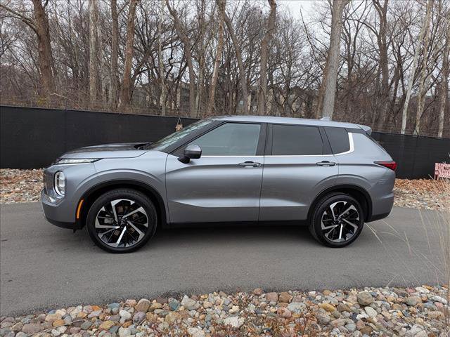 Used 2024 Mitsubishi Outlander SE image 2