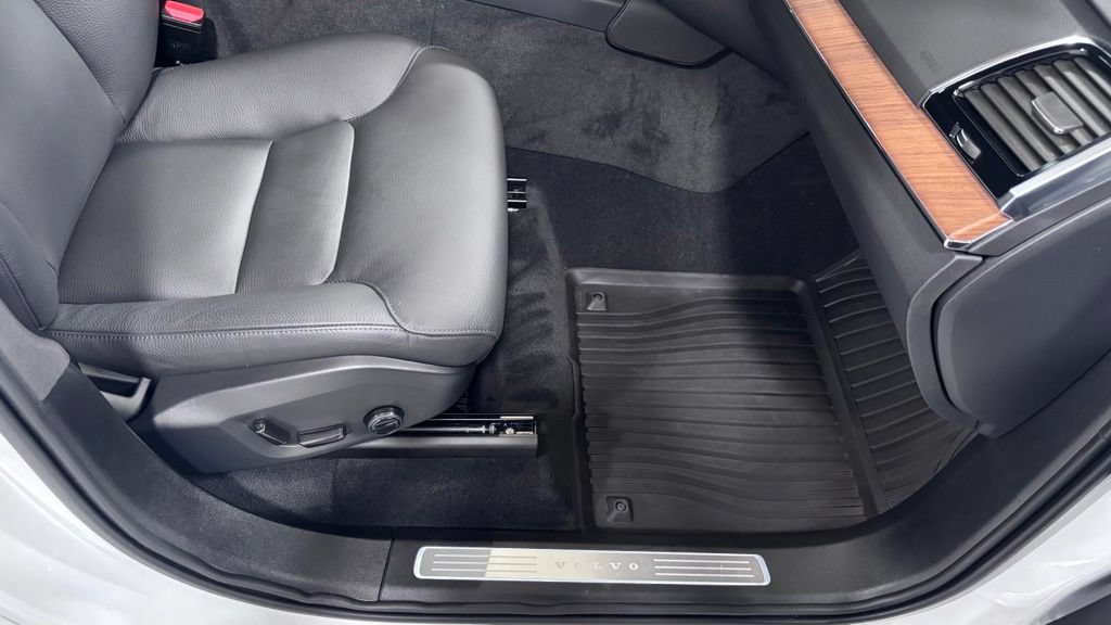 Certified 2025 Volvo XC90 T8 Plus w/ Protection Package Premier AWD/4WD image 18