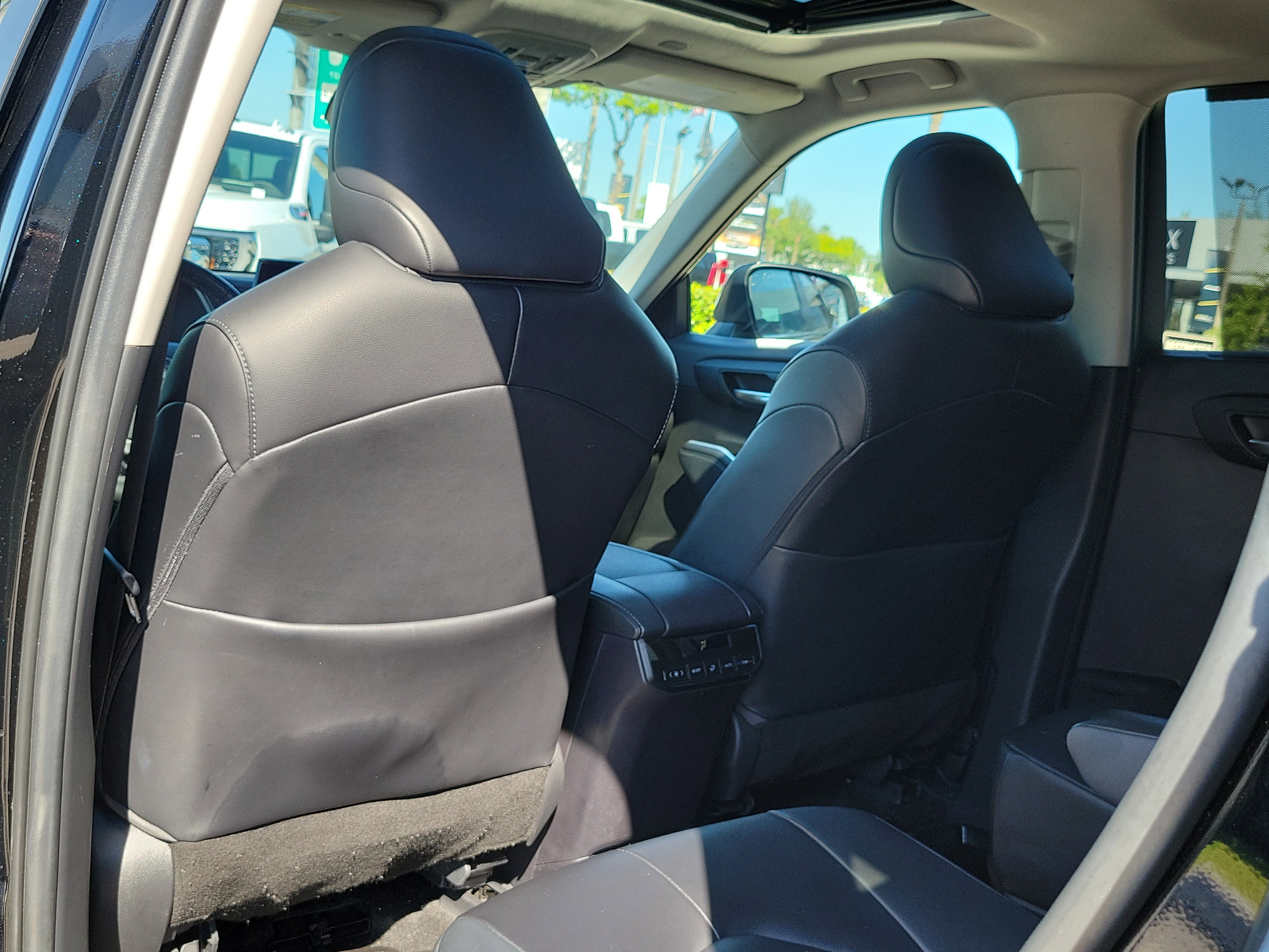 Used 2023 Toyota Highlander XLE FWD image 15