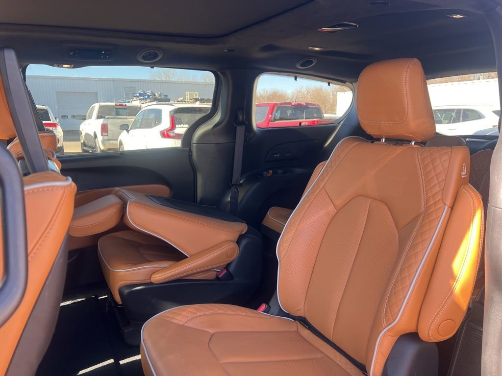 Used 2023 Chrysler Pacifica Pinnacle w/ Trailer Tow Group image 9