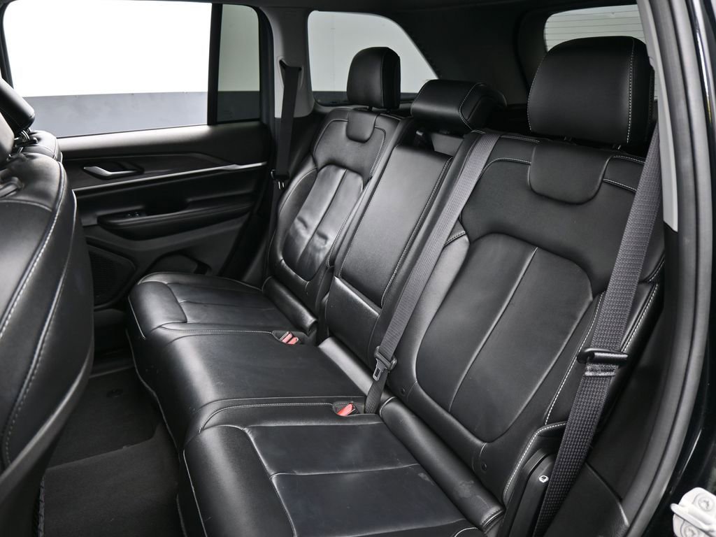 Used 2023 Jeep Grand Cherokee Limited w/ Black Appearance Package image 37