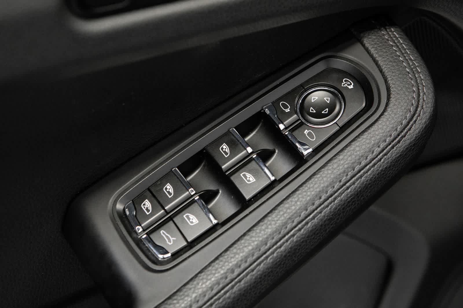 Certified 2023 Porsche Macan AWD/4WD image 20