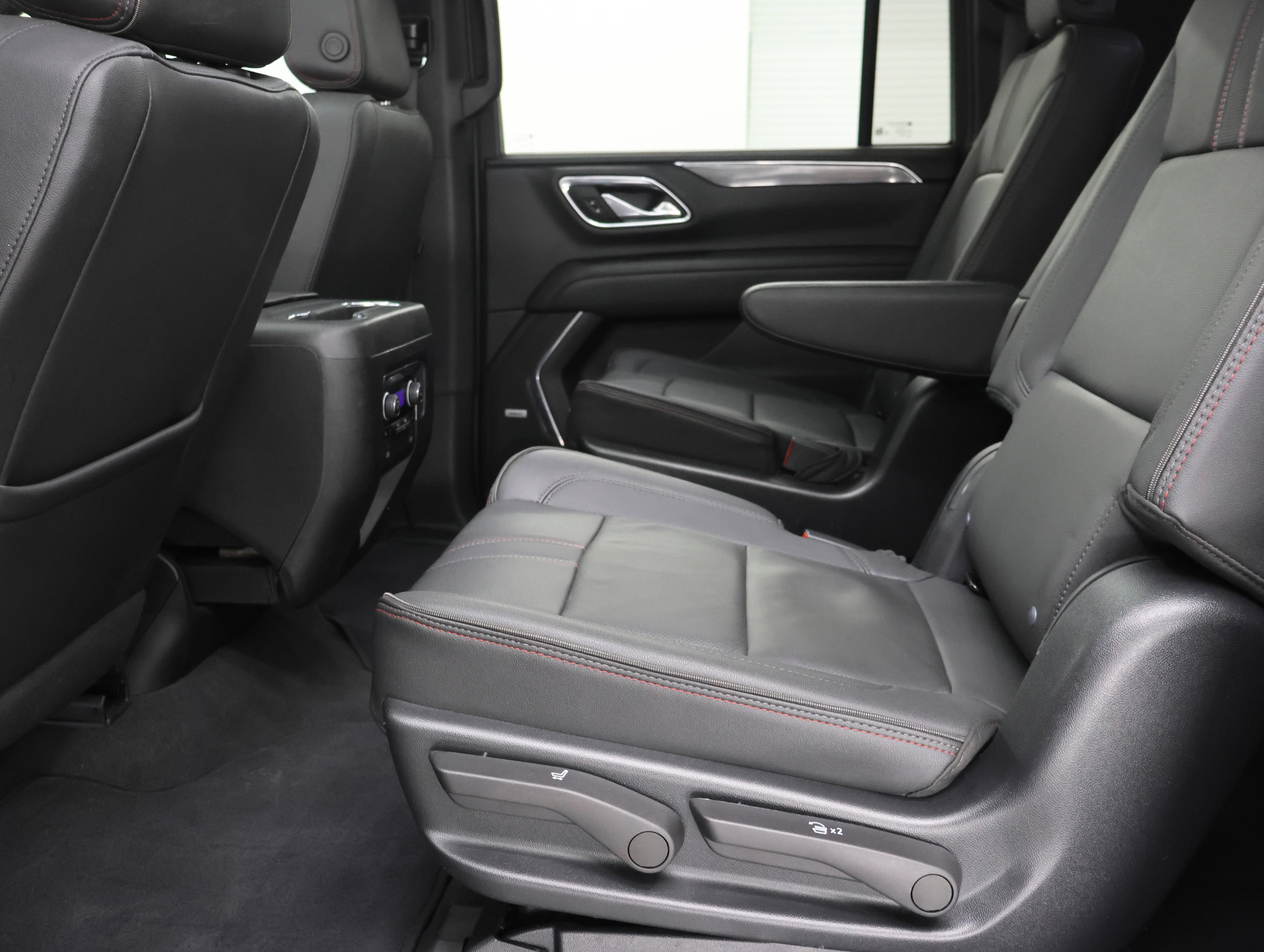 Used 2023 Chevrolet Suburban RST w/ Luxury Package AWD/4WD image 9