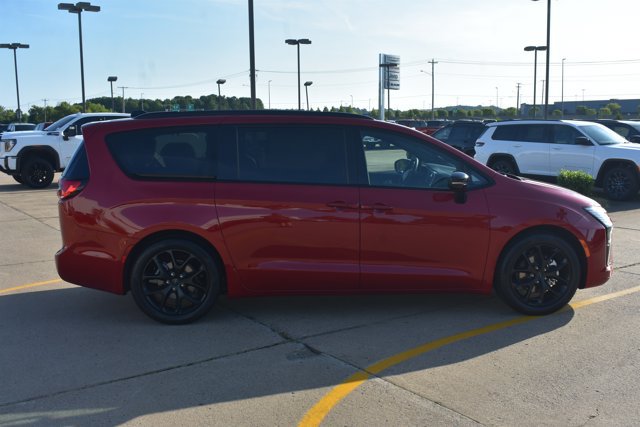 New 2027 Chrysler Pacifica Limited w/ Family Tech Group FWD image 4