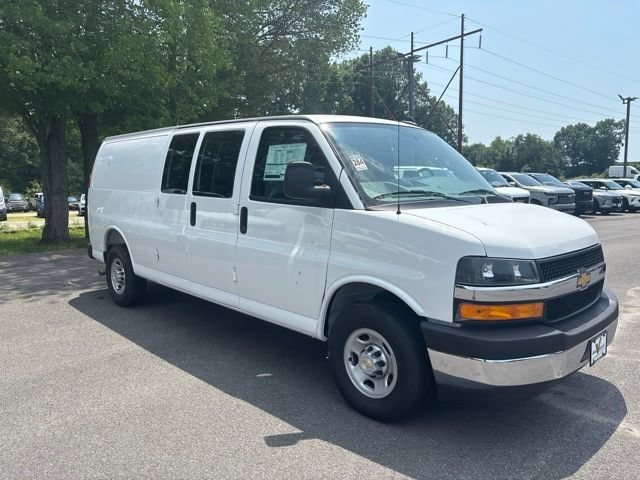 New 2026 Chevrolet Express 3500 Extended w/ Driver Convenience Package RWD image 4