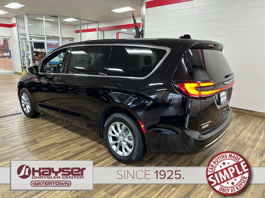 New 2026 Chrysler Pacifica Select image 3