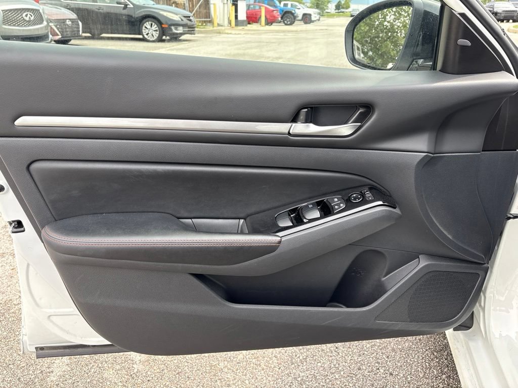 Used 2025 Nissan Altima 2.5 SR FWD image 8