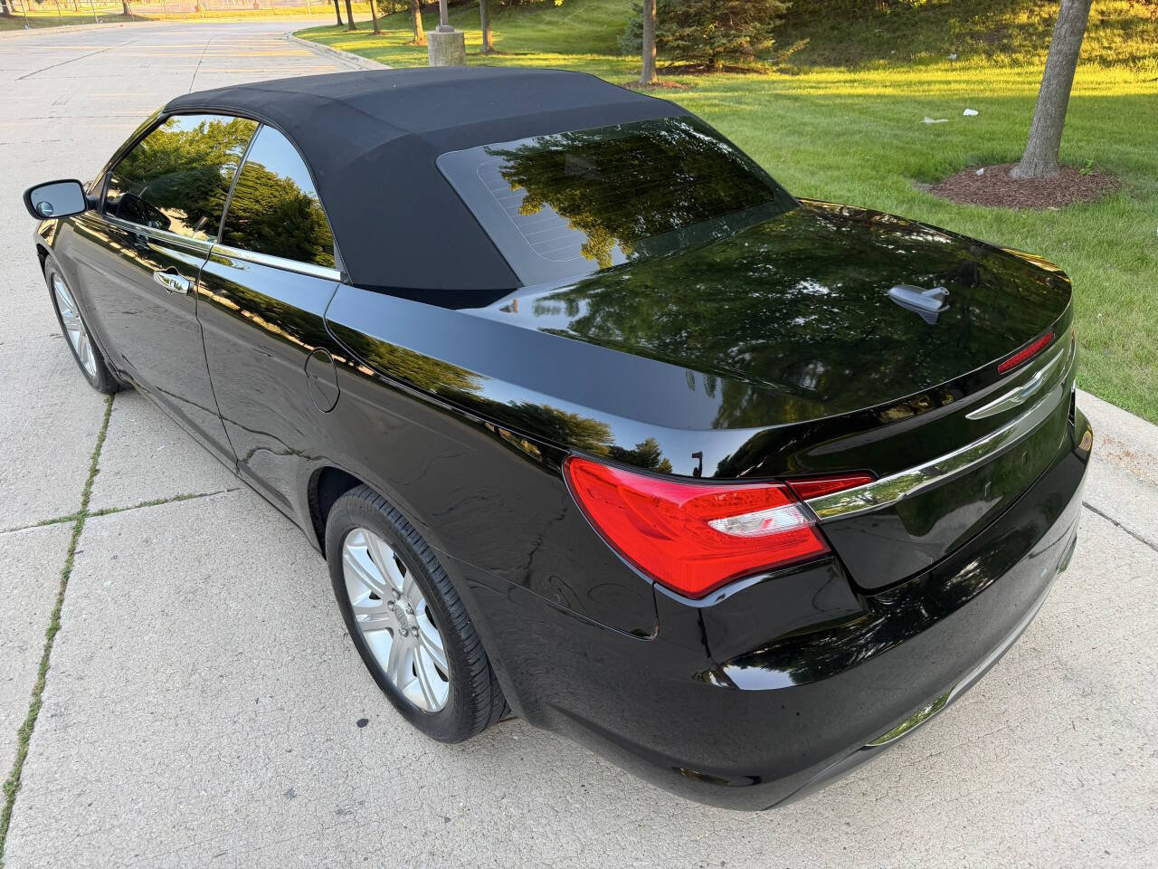 Used 2011 Chrysler 200 Touring FWD image 4