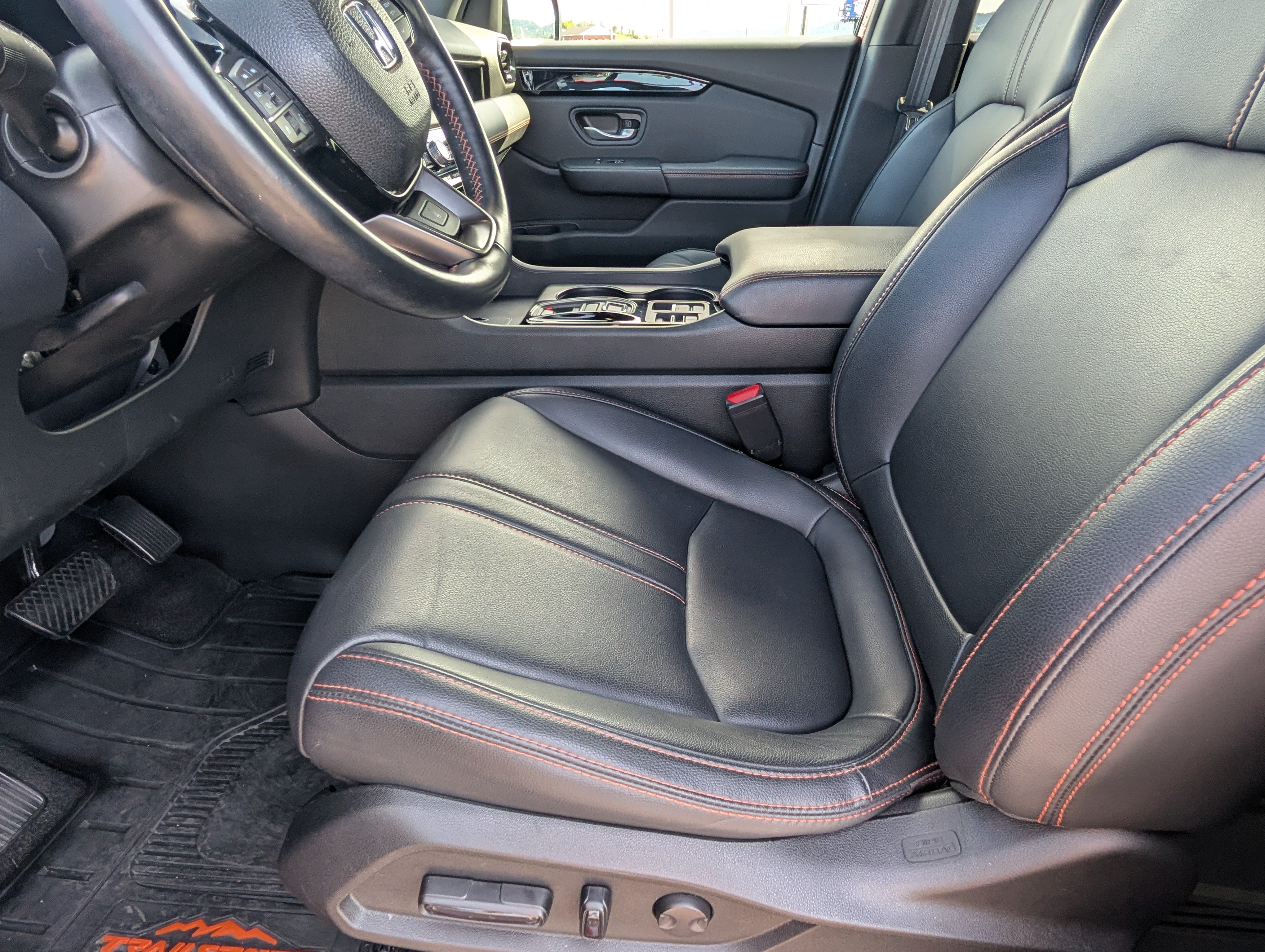 Used 2025 Honda Pilot TrailSport image 14